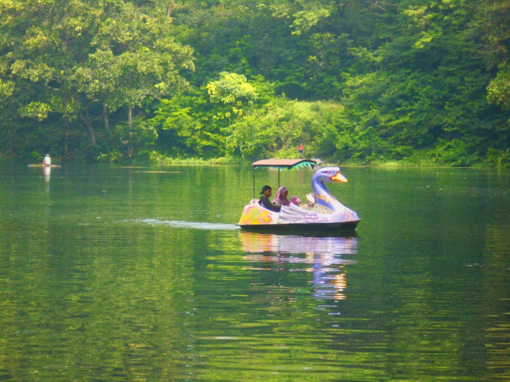 Sepeda Air di Telaga