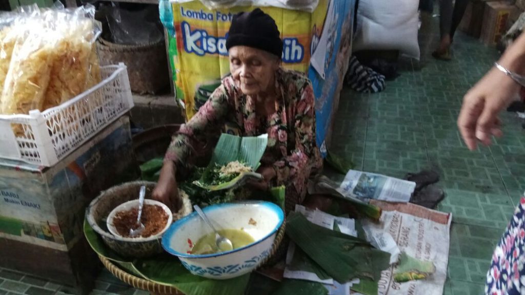 Si Mbah Penjual Pecel Pincuk di Pasar Legi Kotagede