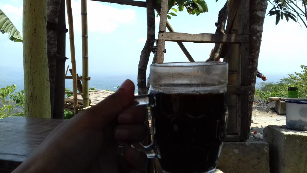 Ngopi di tempat Istirahat Kawasan Candi Ijo Yogyakarta