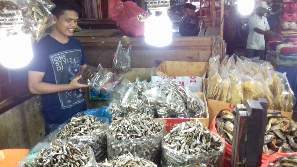 Penjual Ikan Asap di Pasar Bawah
