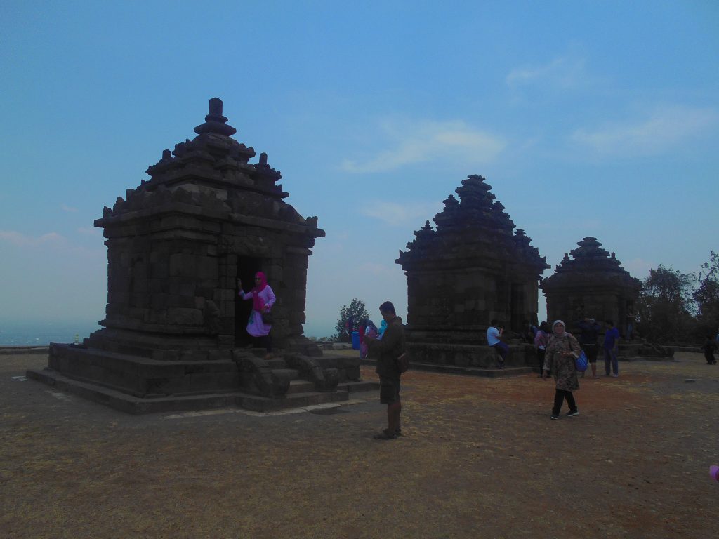 Tiga Bangunan depan Candi Utama