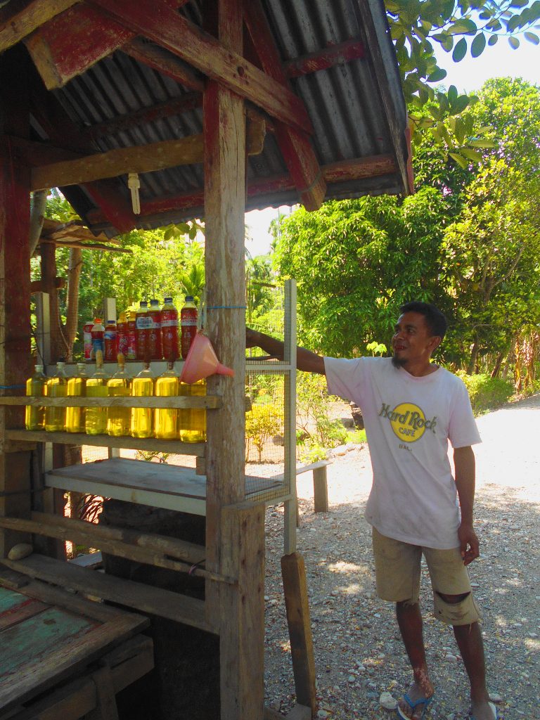 Penjual Madu di Desa Loli, Soe, Timor Tengah Selatan, Provinsi Nusa Tenggara Timur